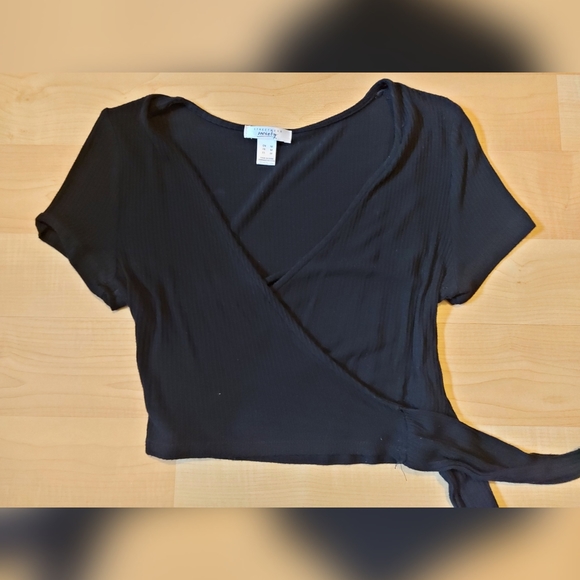 Side tie cropped top - Picture 2 of 3